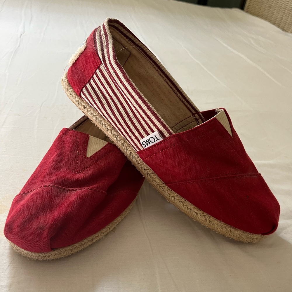 Tom’s. Women’s size 8.5 very good used condition.